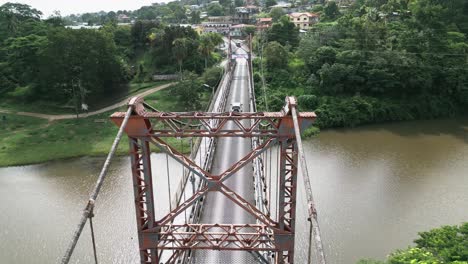 Schweben-Sie-Mit-Dieser-Atemberaubenden-Drohnenaufnahme-Der-Hawkesworth-Bridge-über-Die-Ruhige-Landschaft-Von-San-Ignacio