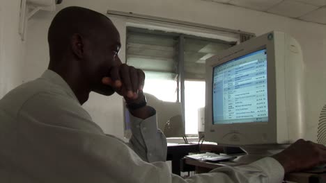 Junger-Mann-In-Einem-Internetcafé-In-Nigeria