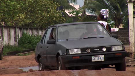 Auto-Fährt-Nach-Starkem-Regen-In-Nigeria-Durch-Große-Schlaglöcher