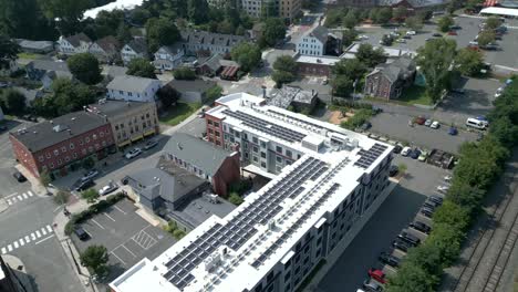 Die-Nach-Oben-Geneigte-Luftaufnahme-über-Dem-Neuen-Apartmentgebäudekomplex-Zeigt-Die-Innenstadt-Von-Northampton,-Massachusetts