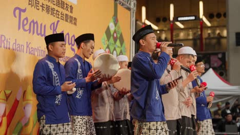 Grupo-De-Hombres-Musulmanes-Cantando-Devotamente-Alabanzas-En-El-Escenario