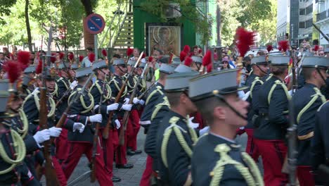 Spanische-Truppen-Nehmen-An-Der-Militärparade-Zum-Spanischen-Nationalfeiertag-Am-12.-Oktober-Teil,-Während-Sich-Tausende-Von-Soldaten-Und-Zivilisten-Versammelten,-Um-Den-Jährlichen-Jahrestag-Zu-Feiern