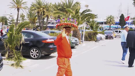 Vendedor-Ambulante-En-El-Mercado-De-La-Medina-De-Hammamet,-Túnez