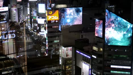Ein-Blick-Von-Oben-Auf-Das-Nächtliche-Gebäude-Mit-LED-Werbedisplays-Im-Legendären-Shibuya-Bei-Nacht