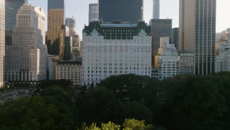 Un-Dron-Disparó-Bajo-Sobre-El-Parque-Central,-Hacia-El-Hotel-Plaza,-En-La-Soleada-Nueva-York,-EE.UU.