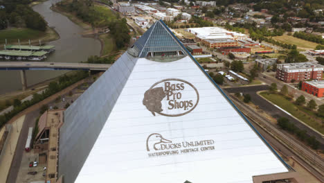 Aerial-tracking-shot-of-the-Bass-Pro-Shop-Pyramid-in-downtown-Memphis,-Tennessee