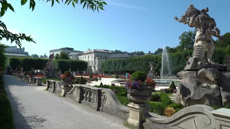 Wunderschöne-Gärten-Des-Schlosses-Mirabell-Mit-Brunnen-Und-Statuen-In-Der-Mitte-Und-Der-Festung-Hohensalzburg-Im-Hintergrund