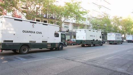 Fahrzeuge-Der-Guardia-Civil-Fahren-Während-Der-Militärparade-Zum-Spanischen-Nationalfeiertag-Durch-Eine-Straße,-Während-Sich-Tausende-Von-Soldaten-Und-Zivilisten-Versammeln,-Um-Den-Jährlichen-Jahrestag-Zu-Feiern