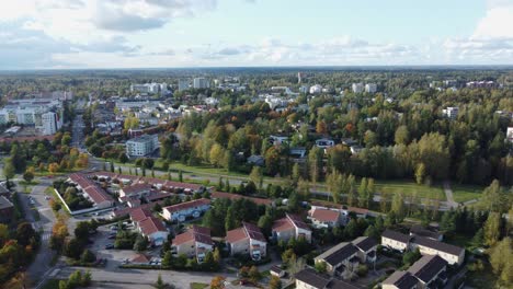 Sobrevuelo-Aéreo-De-Finales-De-Verano:-Kerava-Finlandia,-Ciudad-Finlandesa-De-árboles-Verdes