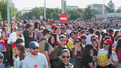 Los-Visitantes-Asisten-Al-Desfile-Militar-Del-Día-Nacional-Español-El-12-De-Octubre-Mientras-Miles-De-Soldados-Y-Civiles-Se-Reúnen-Para-Celebrar-El-Aniversario-Anual.