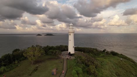 Luftaufnahme-Des-Leuchtturms-Faro-Das-Conchas-Und-Der-Strände-Von-Ilha-Do-Mel,-Paranaguá,-Paraná,-Süden,-Brasilien