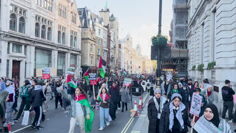 La-Marcha-Pro-palestina-Atrae-A-Miles-De-Personas-En-Londres---Un-Gran-Número-De-Manifestantes-Portando-Banderas-Y-Pancartas---La-Torre-Big-Ben-Al-Fondo