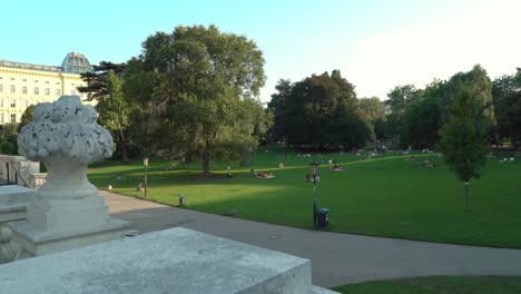 Austriacos-Haciendo-Un-Picnic-En-El-Parque-Burggarten-En-Viena