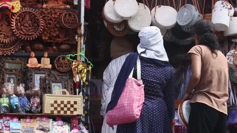Besucher-Kaufen-In-Einem-Souvenirladen-In-Tabanan,-Bali,-Indonesien-Ein