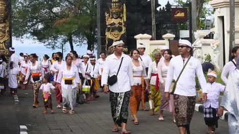 La-Gente-Regresó-Después-De-Ofrecer-Y-Orar-En-El-Templo-De-Tanah-Lot-En-Tabanan,-Bali,-Indonesia.