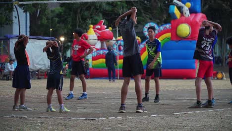 Los-Niños-Se-Estiran-Antes-De-Practicar-Deportes-En-El-Campo