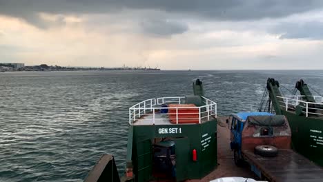 Ein-Zeitraffervideo,-Das-Die-Reise-Eines-Frachtschiffs-Dokumentiert,-Das-Fahrzeuge-über-Das-Meer-Von-Der-Insel-Samal-Nach-Davao-City-Transportiert