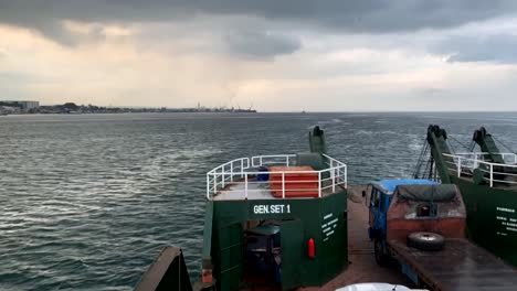 Un-Vídeo-En-Cámara-Rápida-Que-Documenta-El-Viaje-De-Un-Barco-De-Carga-Que-Transporta-Vehículos-A-Través-Del-Mar,-Desde-La-Isla-De-Samal-Hasta-La-Ciudad-De-Davao.