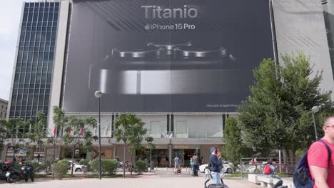 Un-Gran-Anuncio-Comercial-Cuelga-En-Un-Centro-Comercial-Anunciando-La-Venta-Del-Apple-IPhone-15-Pro-Titanium.