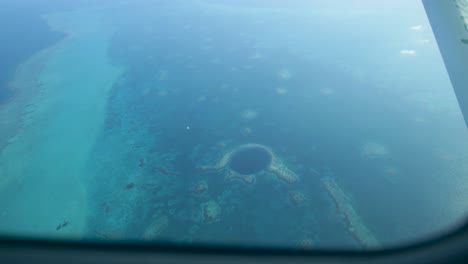 Die-Luftaufnahme-Fängt-Die-Atemberaubende-Schönheit-Des-Great-Blue-Hole-Ein,-Ein-Naturwunder-In-Einem-Azurblauen-Meer