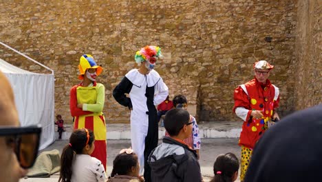 Un-Payaso-Hace-Su-Espectáculo-Delante-De-Los-Niños-En-La-Medina-De-Hammamet-Túnez