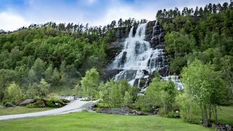 Tvindefossen-Wasserfall,-Norwegen