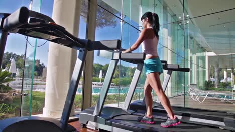 Woman-running-on-treadmill-in-gym
