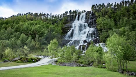 Tvindefossen-Wasserfall,-Norwegen