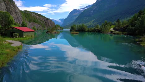 Lago-Lovatnet-Hermosa-Naturaleza-Noruega.