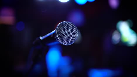 Mikrofon-Auf-Der-Bühne