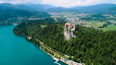 Slowenien-Wunderschöne-Natur---Ferienort-Bleder-See.