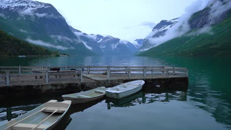 Schöne-Natur-Norwegen-Lovatnet-See.