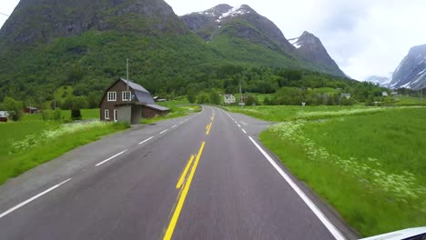 Conducir-Un-Automóvil-En-Una-Carretera-En-El-Lapso-De-Tiempo-De-Noruega