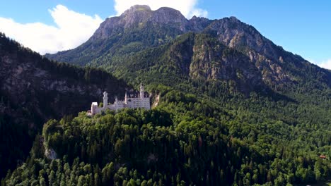 Schloss-Neuschwanstein-Bayerische-Alpen-Deutschland