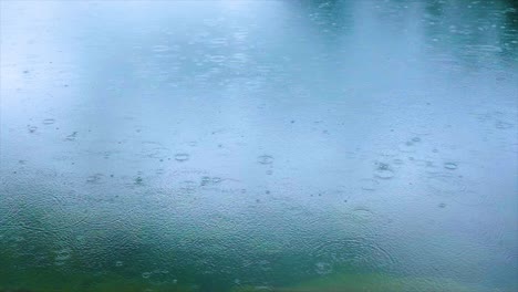 Abstrakter-Hintergrund,-Regentropfen-Auf-Dem-Wasser