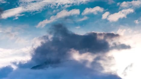 Wunderschöne-Wolken-In-Bewegung-Im-Zeitraffer-über-Den-Bergen-Norwegens