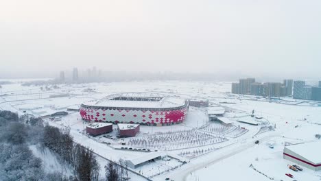 Luftaufnahme-Eines-Autobahnkreuzes-Im-Schneebedeckten-Moskau