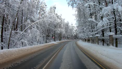 Autofahrten-Auf-Einer-Verschneiten-Autobahn-Entlang-Des-Winterwaldes