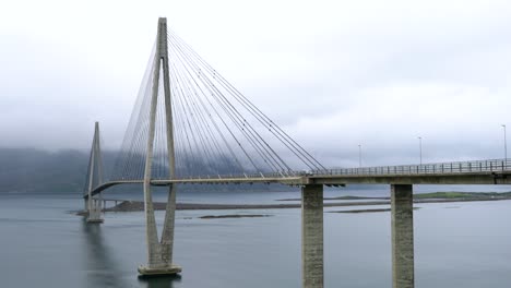 Puente-Tjeldsundbrua-En-Noruega