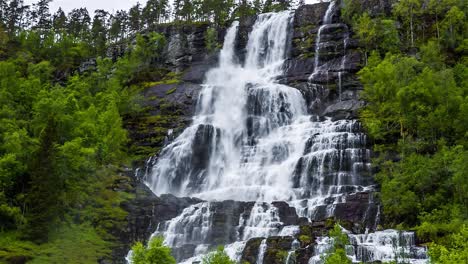 Tvindefossen-Wasserfall.-Schöne-Natur-Norwegen-Naturlandschaft.
