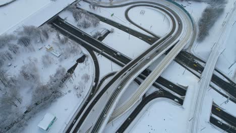 Luftaufnahme-Einer-Im-Winter-Schneebedeckten-Autobahnkreuzung.