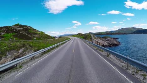 Das-Fahren-Eines-Autos-Auf-Einer-Straße-In-Norwegen,-Der-Atlantikstraße-Oder-Der-Atlantikstraße-(Atlanterhavsveien),-Wurde-Mit-Dem-Titel-„Norwegisches-Bauwerk-Des-Jahrhunderts“-Ausgezeichnet.