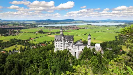 Schloss-Neuschwanstein-Bayerische-Alpen-Deutschland-Zeitraffer