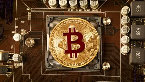 Gold-Bit-Münze-BTC-Münzen-Auf-Dem-Motherboard.-Bitcoin-Ist-Ein-Weltweites-Kryptowährungs--Und-Digitales-Zahlungssystem,-Das-Als-Erste-Dezentrale-Digitale-Währung-Bezeichnet-Wird.