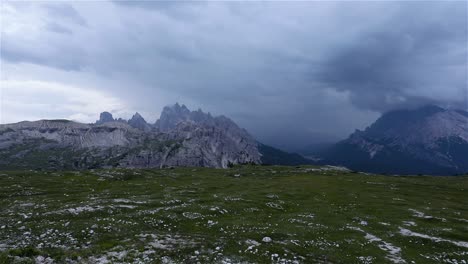 Parque-Natural-Nacional-Tre-Cime-En-Los-Alpes-Dolomitas.-Hermosa-Naturaleza-De-Italia-Vuelos-Relámpagos-Y-Tormentas.