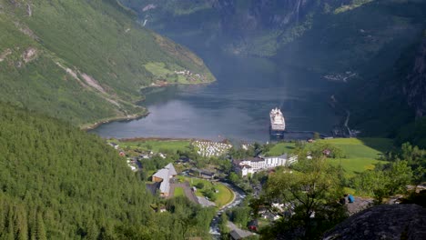 Fiordo-De-Geiranger,-Imágenes-Aéreas-De-La-Hermosa-Naturaleza-De-Noruega.
