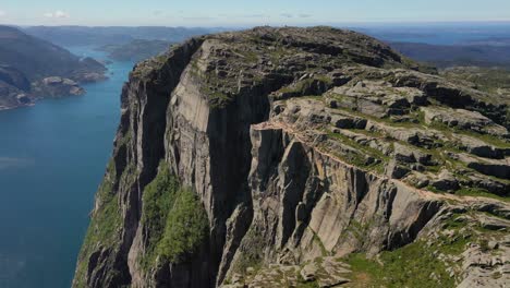 Imágenes-Aéreas-Púlpito-Roca-Preikestolen-Hermosa-Naturaleza-Noruega