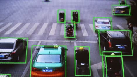 Überwachungskamera.-Echtzeit-Tracking-Von-Fahrzeugen-Und-Personen-Auf-Der-Straße.-Authentisches-Pixeliges-Bild-Von-Einem-Echten-Monitor.