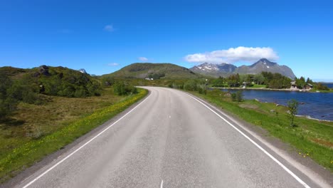 Autofahren-Auf-Einer-Straße-In-Norwegen