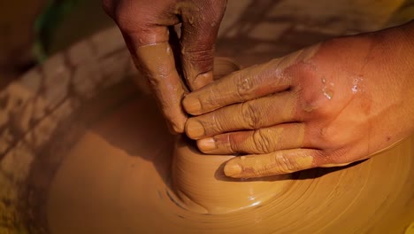 Töpfer-Stellt-Bei-Der-Arbeit-Keramikgeschirr-Her.-Indien,-Rajasthan.